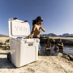 Yeti Coolers ROADIE 48 WHEELED - Kühlbox -Freien Camping Geschäft 5638039355 z roadie 48 wheeled yeti coolers 24